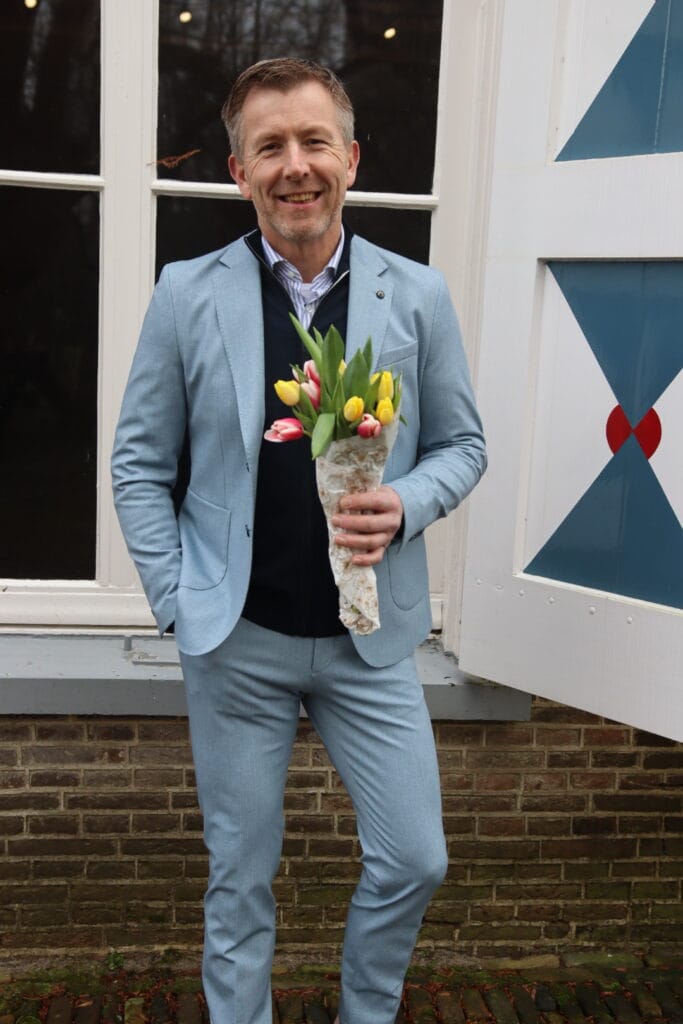 pak voor mannen licht blauw met bloemen in de hand